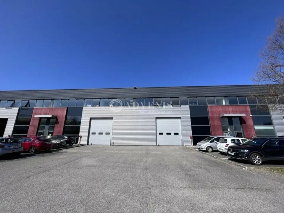 Light Industrial in Élancourt to rent Primary Photo- Image 1 of 2