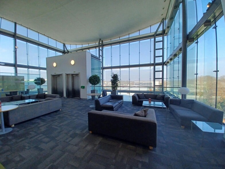 Doncastle Rd, Bracknell to rent - Interior Photo - Image 2 of 8