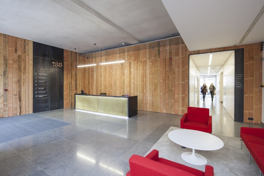 186-188 City Rd, London to rent - Lobby - Image 2 of 3