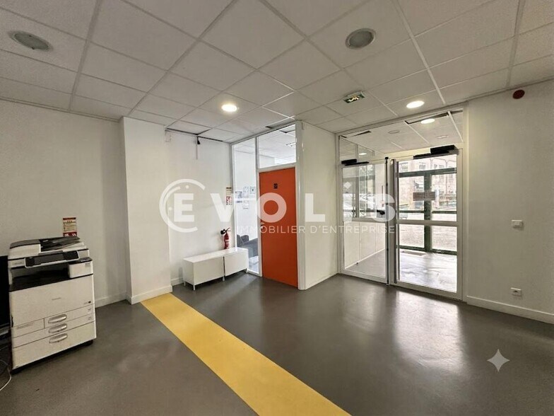 Office in Bagneux to rent - Lobby - Image 2 of 24
