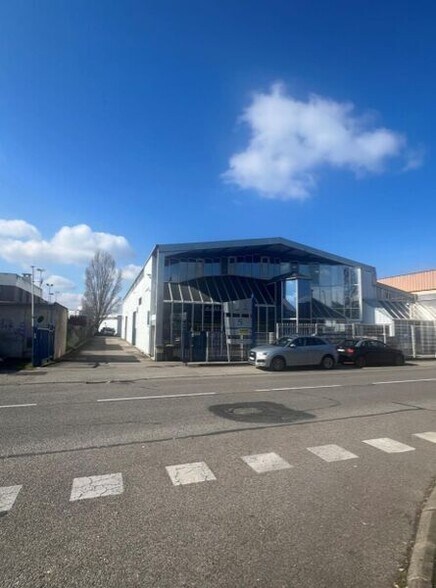 Light Industrial in Vaulx-en-Velin to rent - Building Photo - Image 2 of 19