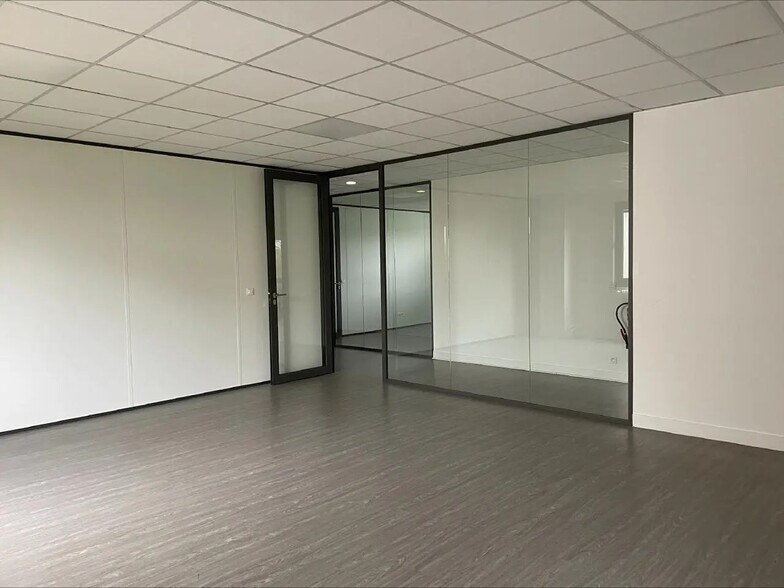 Light Industrial in Cergy to rent - Interior Photo - Image 3 of 15