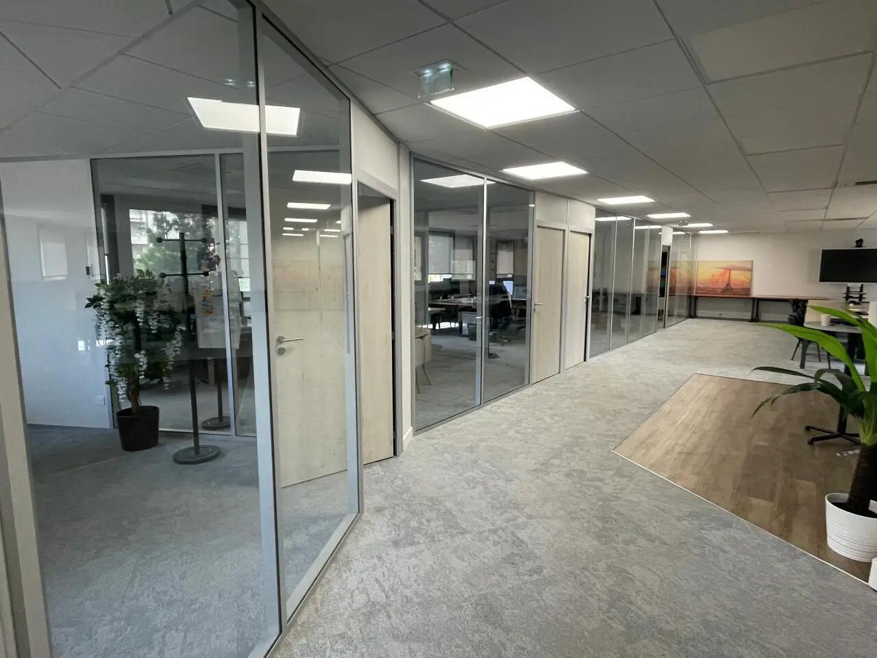 Office in Saint-Gratien to rent Interior Photo- Image 1 of 2