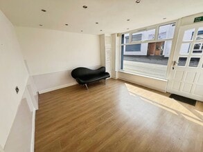 2 Dumbell St, Manchester to rent Interior Photo- Image 2 of 4
