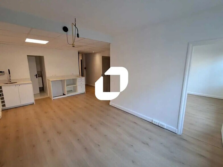 Office in La Garenne-Colombes to rent - Building Photo - Image 2 of 9