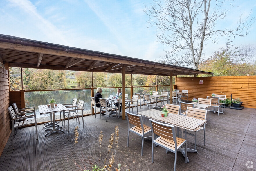 6 Darby Clos, Swindon to rent - Building Photo - Image 3 of 17