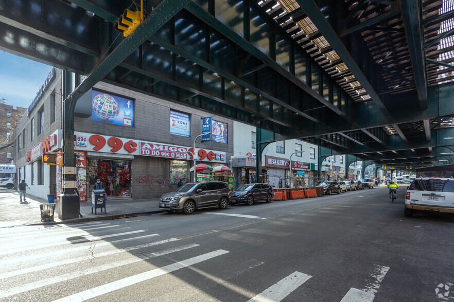 78-02-78-14 Roosevelt Ave, Jackson Heights, NY for rent - Building Photo - Image 2 of 10