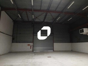 Light Industrial in Coignières to rent Interior Photo- Image 2 of 9