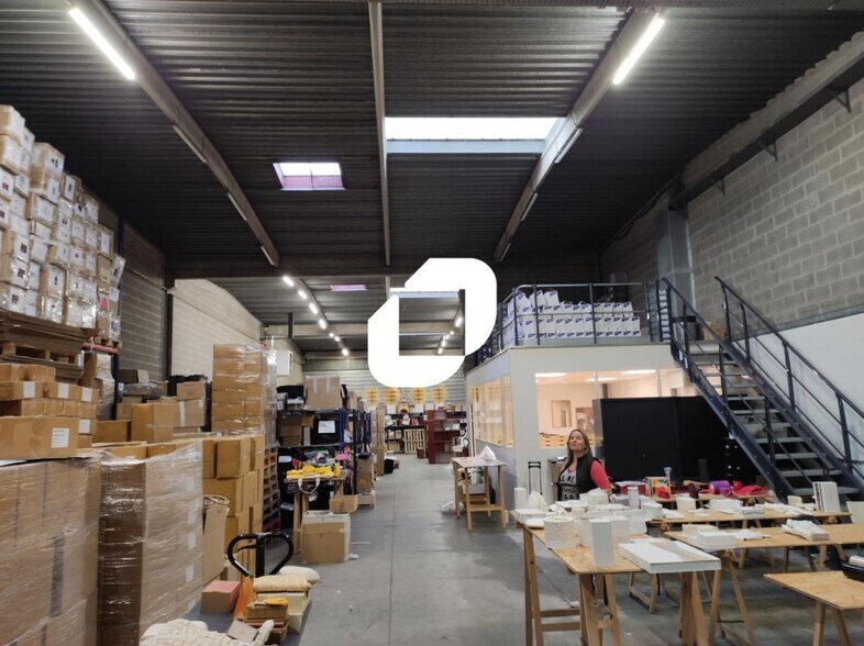 Light Industrial in Torcy for sale - Interior Photo - Image 2 of 9