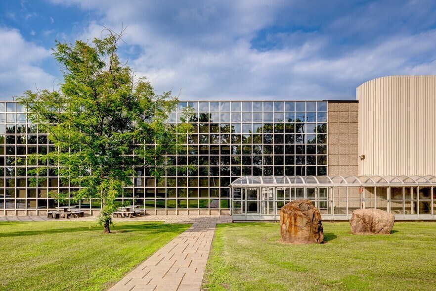 867-877 Boul Jean-Paul-Vincent, Longueuil, QC to rent - Building Photo - Image 3 of 3