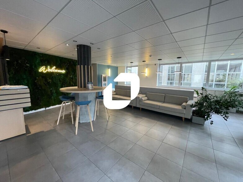 2 Rue Maurice Hartmann, Issy-les-Moulineaux to rent - Lobby - Image 2 of 32