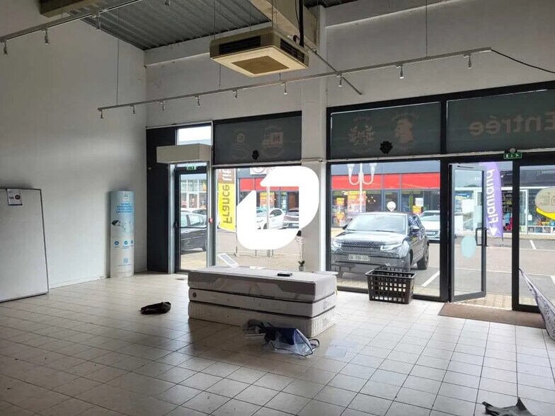 Retail in Mérignac to rent - Building Photo - Image 3 of 8