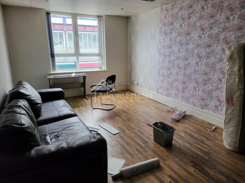 6 Crackenedge Ln, Dewsbury for sale - Interior Photo - Image 1 of 1