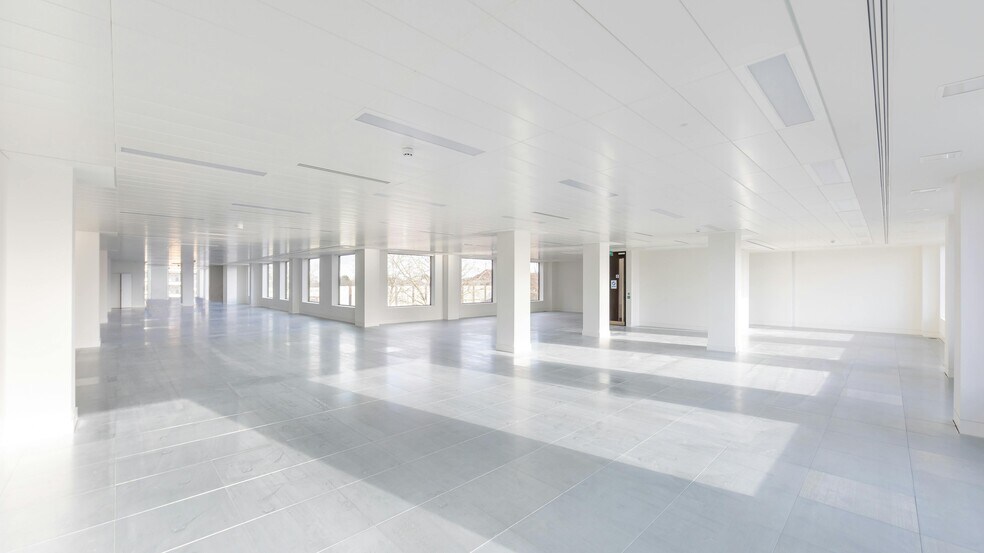 20 Kingston Rd, Staines to rent - Building Photo - Image 3 of 11
