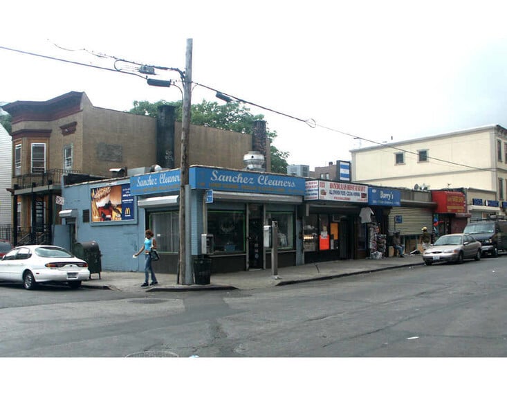 114 E 183rd St, Bronx, NY to rent - Primary Photo - Image 2 of 3