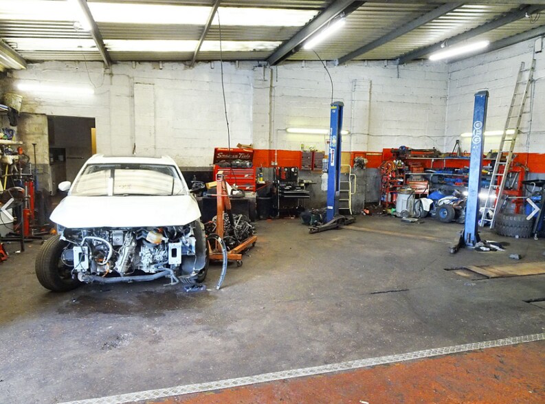 679 Manchester Road, Huddersfield for sale - Interior Photo - Image 2 of 6