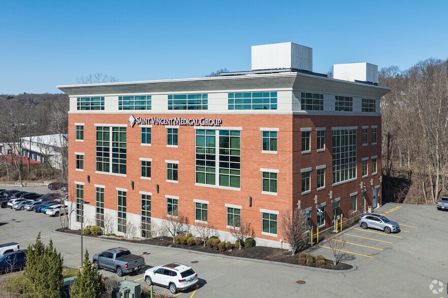 102 Shore Dr, Worcester, MA to rent - Primary Photo - Image 1 of 5