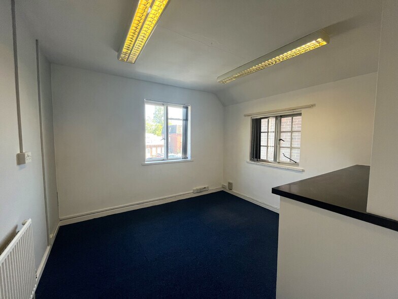 35 Woodside Rd, Amersham to rent - Building Photo - Image 2 of 3