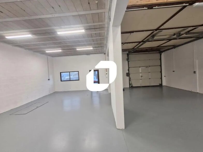 Light Industrial in Roissy-en-Brie to rent - Building Photo - Image 2 of 10