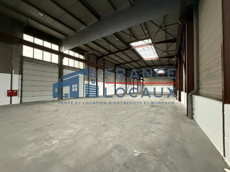 Light Industrial in Le Thillay to rent - Interior Photo - Image 1 of 4