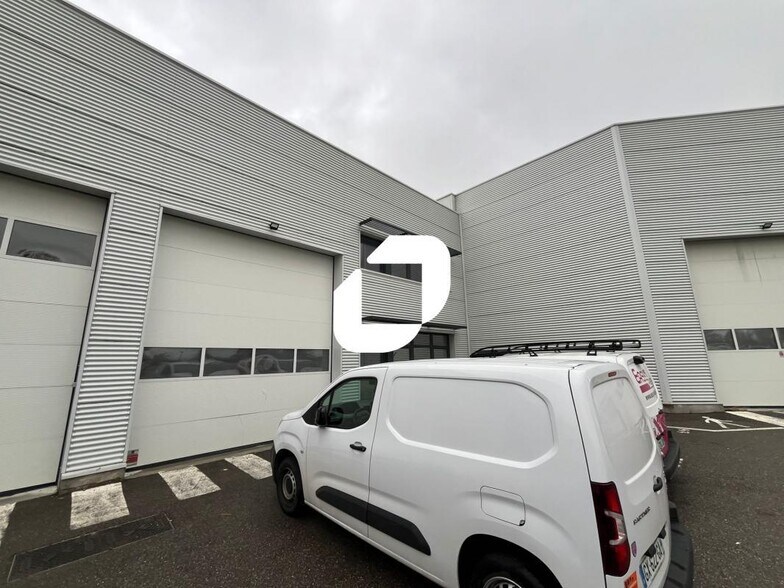 Light Industrial in Genas to rent - Building Photo - Image 2 of 12