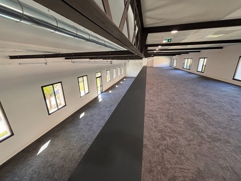 Office in Vénissieux to rent - Building Photo - Image 3 of 9