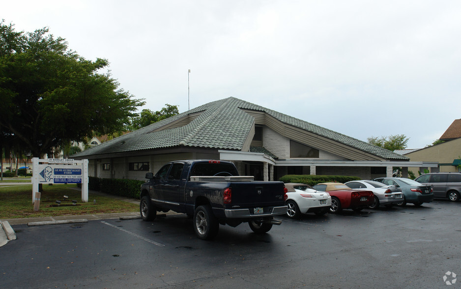 39 Barkley Cir, Fort Myers, FL for rent - Primary Photo - Image 1 of 5