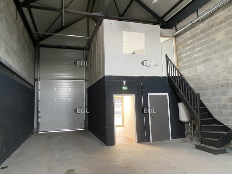 Light Industrial in Genas to rent - Interior Photo - Image 2 of 7