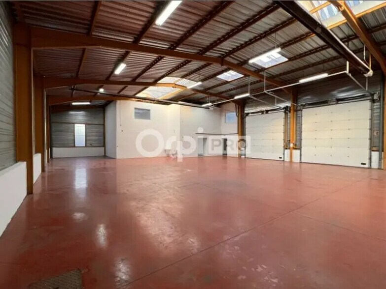 14 Rue André Sentuc, Vénissieux to rent - Building Photo - Image 2 of 9