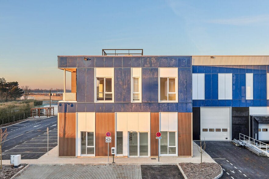 Light Industrial in Moissy-Cramayel to rent - Building Photo - Image 3 of 6