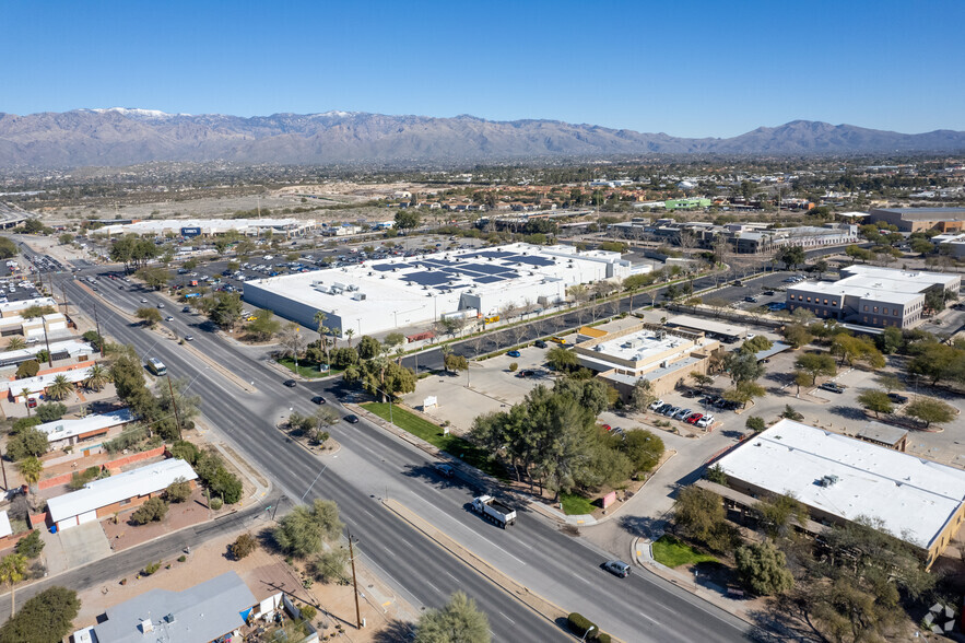 875 N Kolb Rd, Tucson, AZ for rent - Building Photo - Image 2 of 9