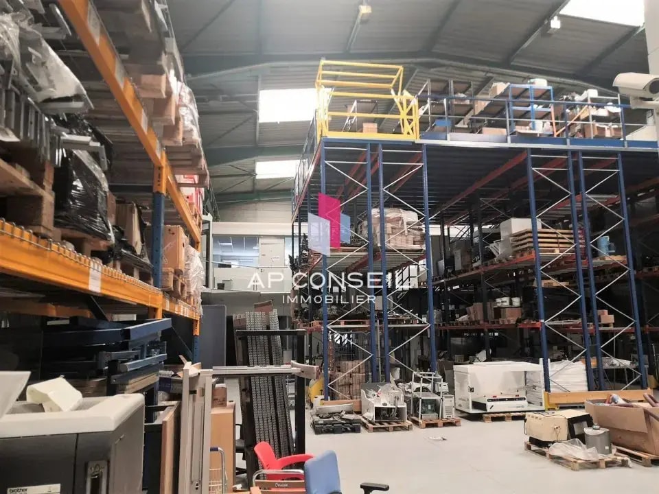 Avenue Des Frenes, Montigny-le-Bretonneux for sale Interior Photo- Image 1 of 3