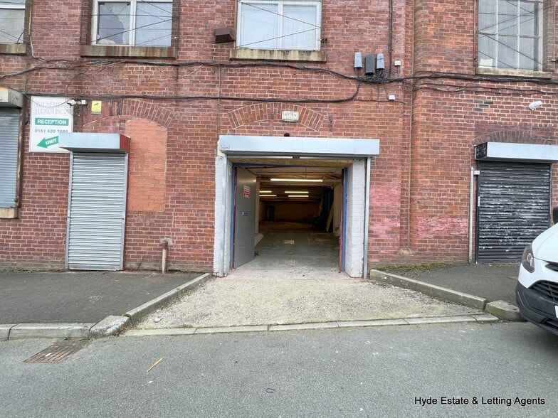 Osborne St, Oldham to rent - Building Photo - Image 2 of 2