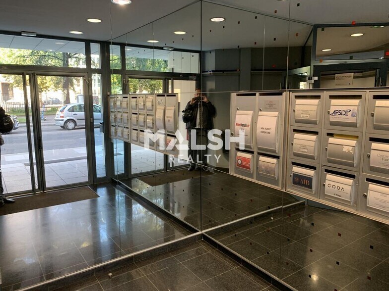 Office in Lyon for sale - Lobby - Image 2 of 14