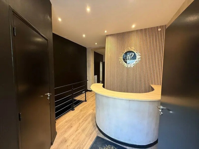 Office in Paris for sale - Lobby - Image 3 of 12