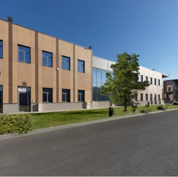 7/11 Allée Des Carrieres, Le Blanc-Mesnil to rent - Building Photo - Image 2 of 7