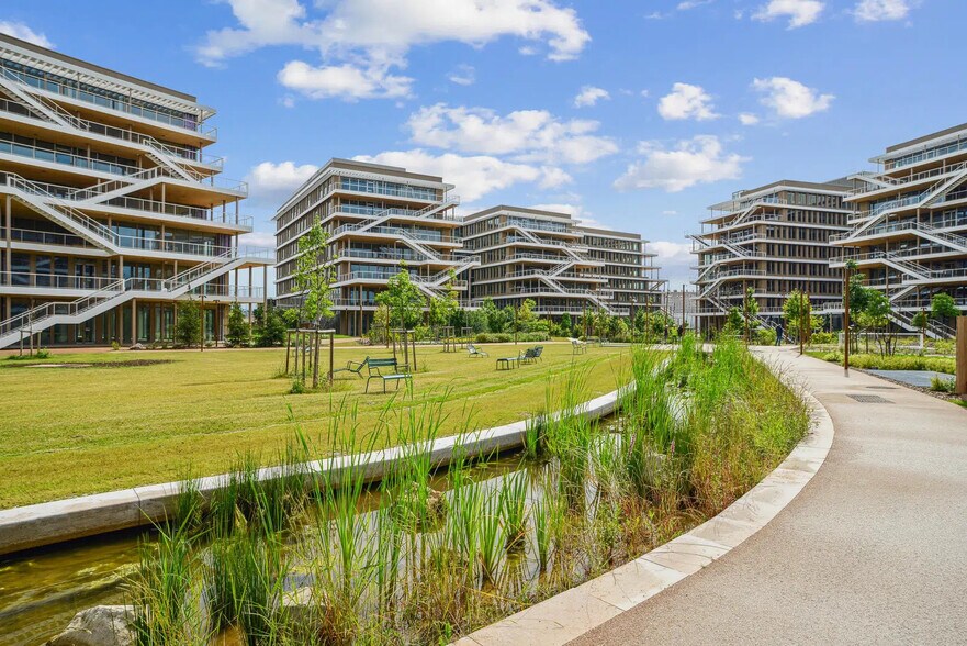 Office in Nanterre to rent - Building Photo - Image 2 of 8