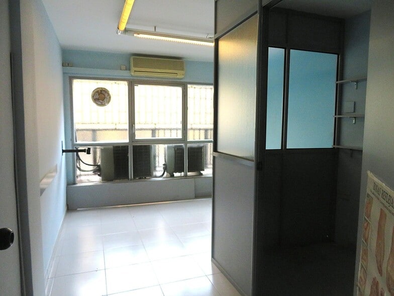 Retail in Barcelona, Barcelona to rent - Primary Photo - Image 1 of 1