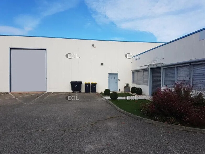 Light Industrial in Beynost to rent - Building Photo - Image 1 of 11