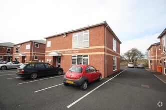 2 Courtyard, Bromsgrove for rent Primary Photo- Image 1 of 2