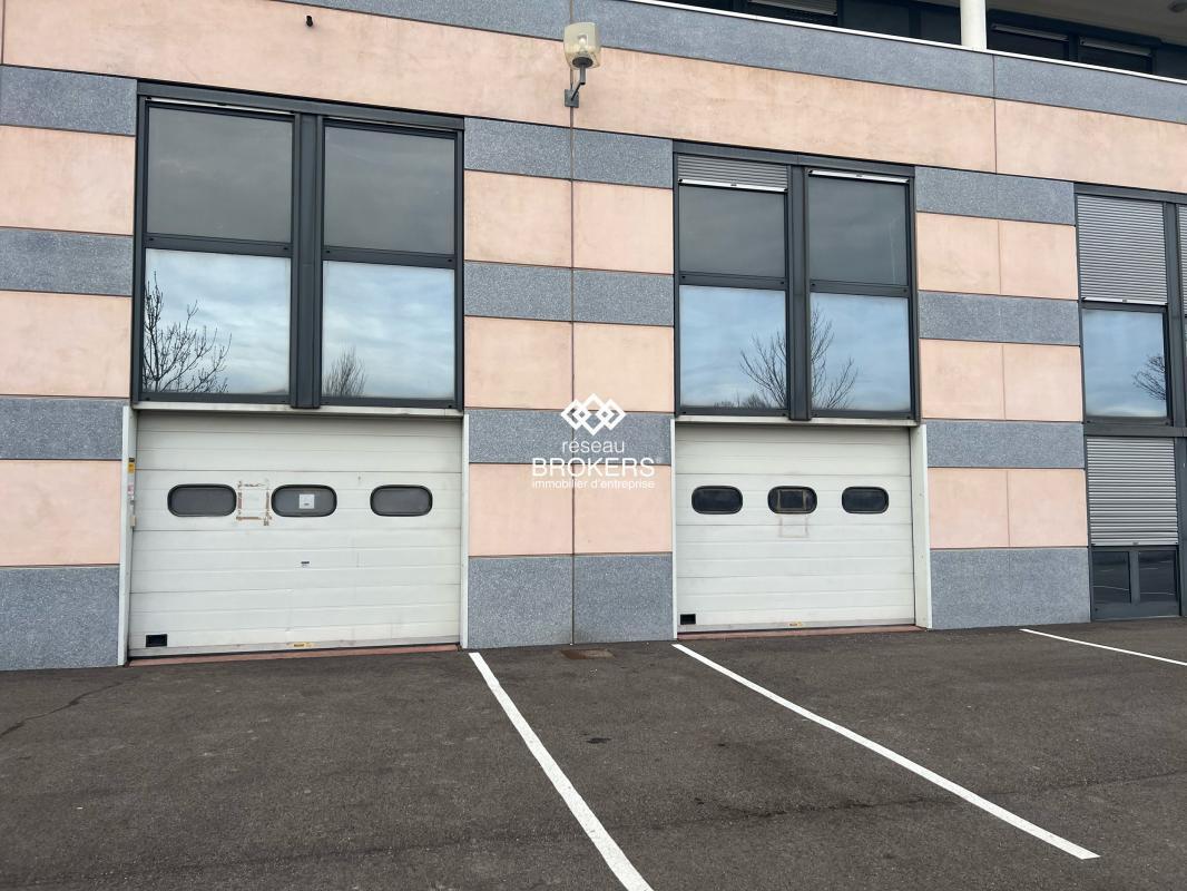 Light Industrial in Saint-Quentin-Fallavier to rent Building Photo- Image 1 of 9