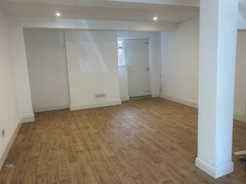 10 Pavement, Pocklington to rent - Building Photo - Image 3 of 9