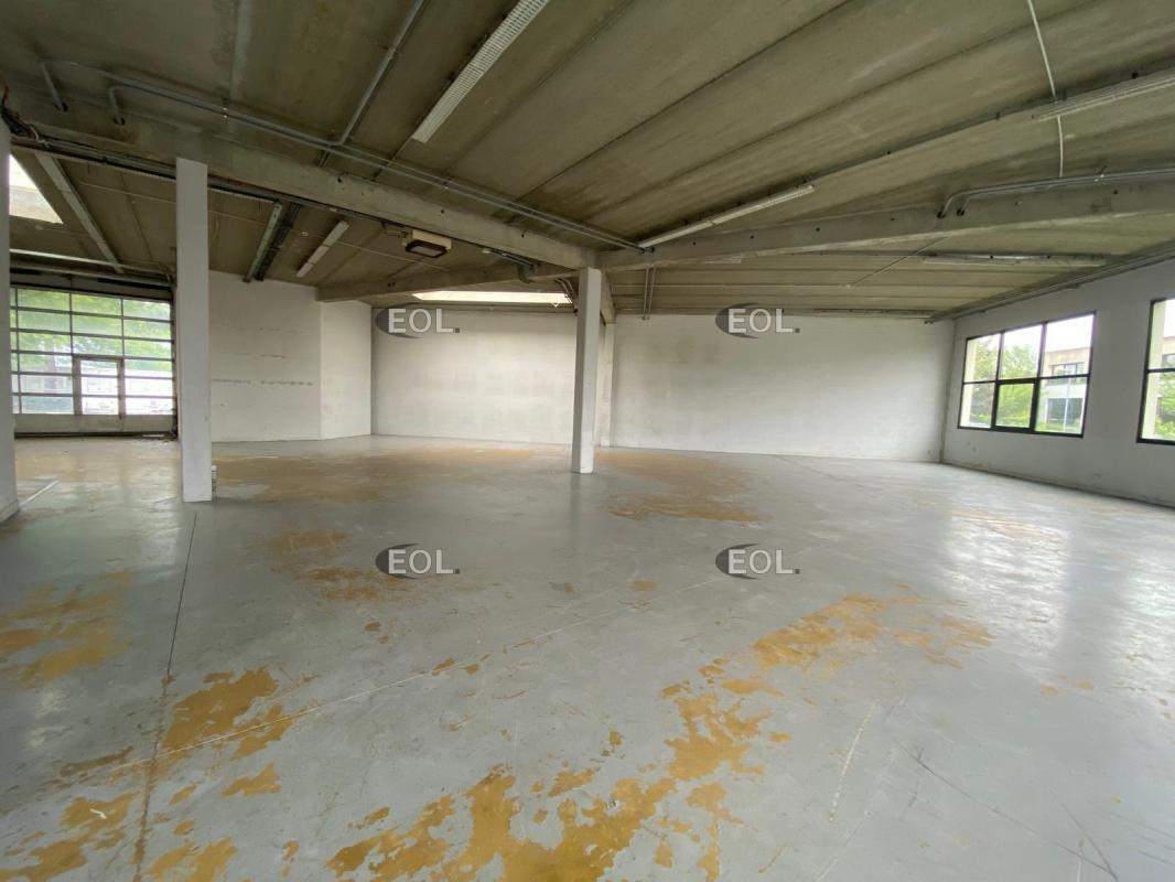 Light Industrial in Villejust to rent Interior Photo- Image 1 of 10