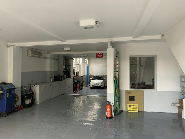 1-2 Chiswick Common Rd, London to rent - Building Photo - Image 3 of 7