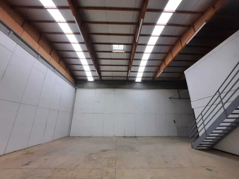 Light Industrial in Dardilly to rent - Interior Photo - Image 2 of 7