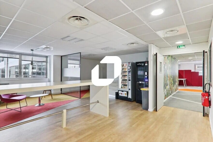 Office in Noisy-le-Grand to rent - Primary Photo - Image 1 of 3