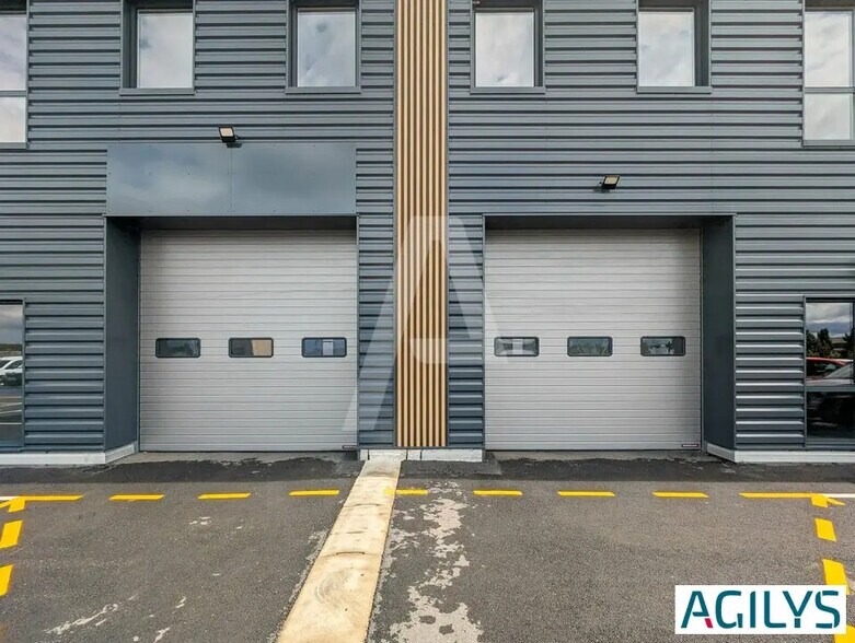 Light Industrial in Élancourt to rent - Building Photo - Image 3 of 12