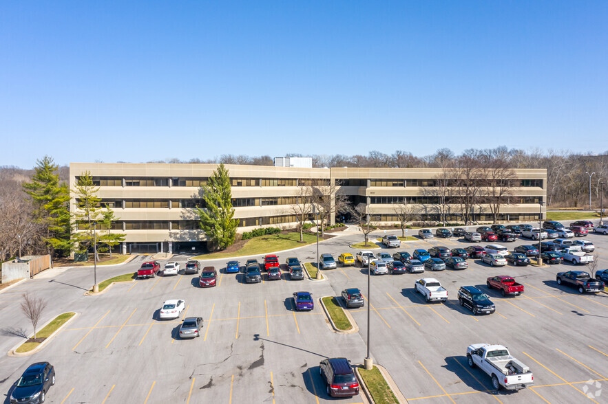 800 E 101st Ter, Kansas City, MO for rent - Building Photo - Image 1 of 10