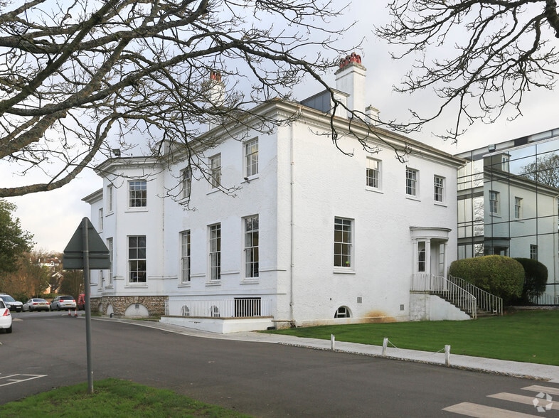 Thorncroft Dr, Leatherhead to rent - Primary Photo - Image 1 of 7