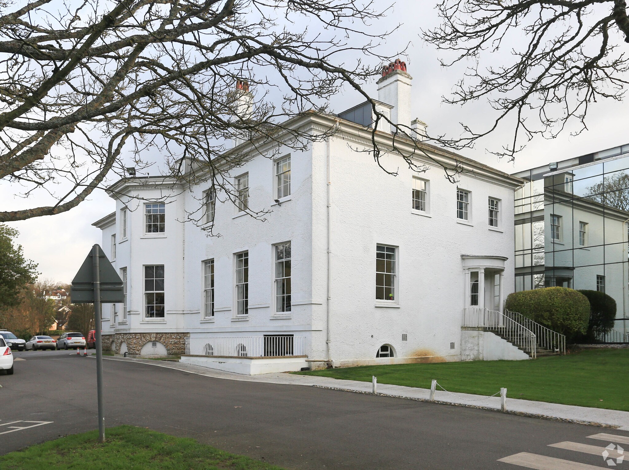 Thorncroft Dr, Leatherhead to rent Primary Photo- Image 1 of 8